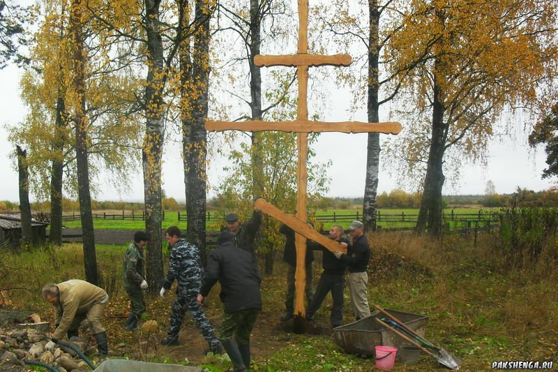 Установка Покаянного Креста жителями деревни. 26 сентября 2012 года